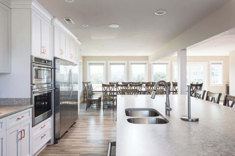 Chef's Kitchen w/Island Seating