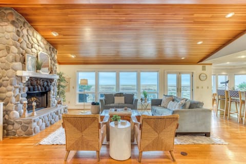 Escape to a stunning waterfront vacation rental! Cozy up by the fire, enjoy breathtaking sunset views, and unwind in luxury. Perfect for couples & families!
