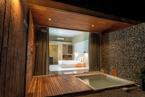 Deluxe Suite | Bathroom | Shower, hair dryer, soap, shampoo
