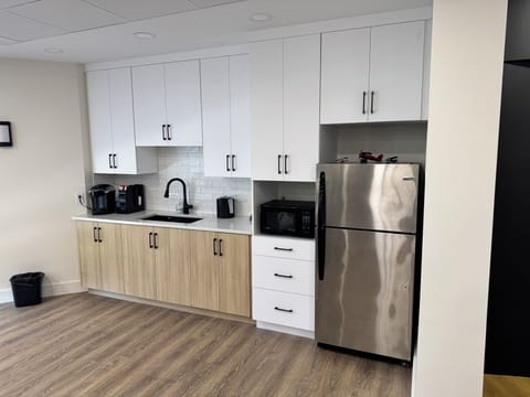 Pilot's Lounge | Private kitchen | Coffee/tea maker