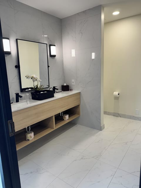 Pilot's Lounge | Bathroom | Free toiletries, hair dryer, towels, soap