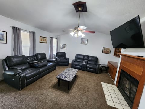 Spacious living room 