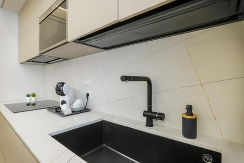 Deluxe Apartment | Private kitchen | Stovetop, cookware/dishes/utensils