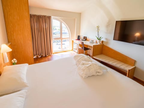 Premium Room, 1 Double Bed | Desk, soundproofing, free cribs/infant beds, free rollaway beds