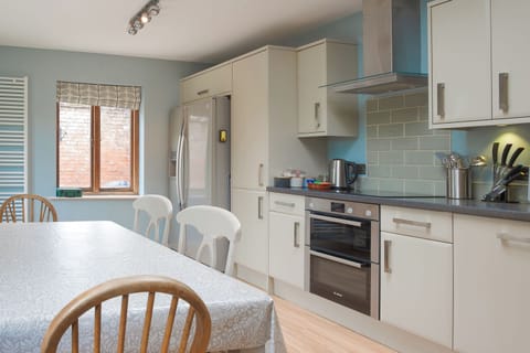 House, Garden View | Private kitchen | Electric kettle, toaster