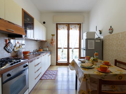 Water, Sky, Boat, Plant, Watercraft, Vehicle, Tree, Coastal And Oceanic Landforms, Arecales, Leisure