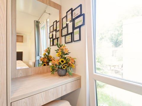 Flower, Plant, Window, Property, Flowerpot, Houseplant, Vase, Wood, Interior Design