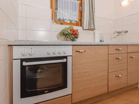 Cabinetry, Property, Countertop, Wood, Plant, Flowerpot, Interior Design, Kitchen, Houseplant, Floor