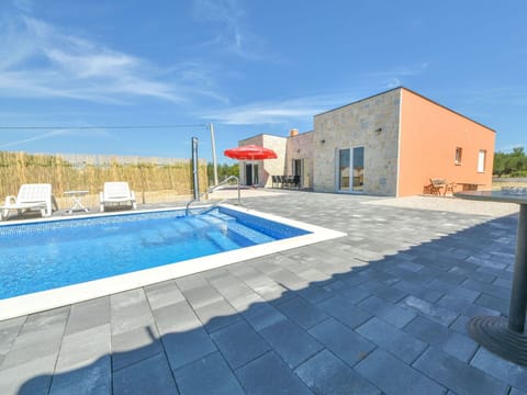 Water, Sky, Swimming Pool, Azure, Building, Rectangle, Cloud, Floor, House, Composite Material