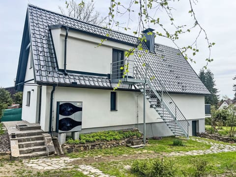 Plant, Sky, Property, Building, Window, Slope, House, Tree, Cottage