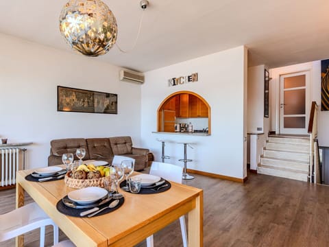 Table, Furniture, Property, Tableware, Picture Frame, Wood, Chair, Interior Design, Floor, Wall