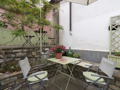 Furniture, Plant, Property, Table, Building, Window, Urban Design, Outdoor Furniture, Flowerpot, Residential Area