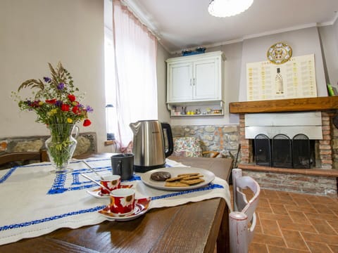 Table, Furniture, Tableware, Flower, Chair, Interior Design, Tablecloth, Living Room, Flooring, Vase