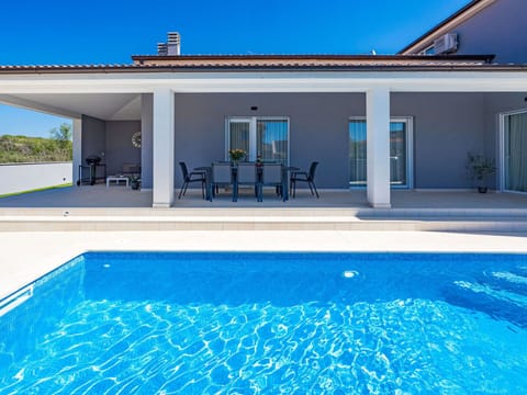 Water, Sky, Building, Daytime, Window, Light, Azure, Blue, Shade, Swimming Pool