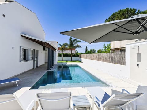 Sky, Water, Property, Daytime, Building, White, Plant, Azure, Swimming Pool, Window