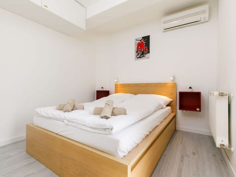Furniture, Property, Building, Comfort, Bed Frame, Wood, Bed, Interior Design, Pillow, Floor