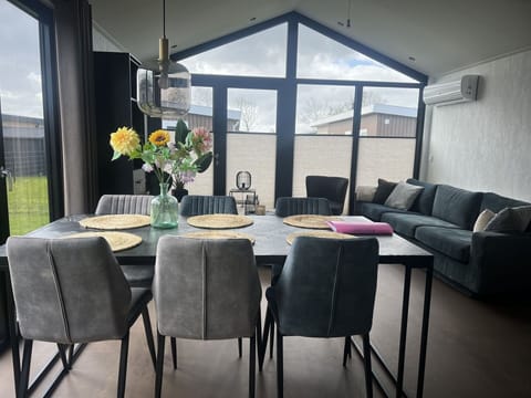 Table, Furniture, Flower, Property, Plant, Couch, Building, Interior Design, Chair, Wood