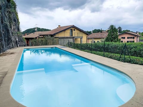 Water, Cloud, Water Resources, Sky, Plant, Building, Swimming Pool, Azure, Tree, Rectangle