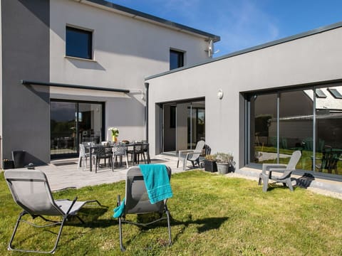 Property, Building, Furniture, Shade, Plant, Sky, Window, Land Lot, Table, Interior Design