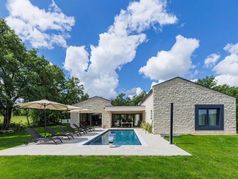 Cloud, Plant, Sky, Tree, Swimming Pool, Building, Water, Natural Landscape, Grass, Shade