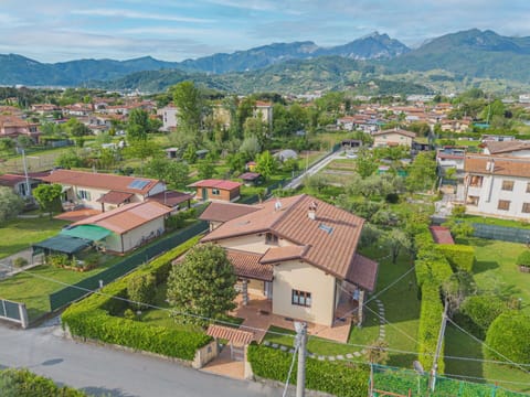 Plant, Sky, Building, Cloud, Property, Mountain, Window, Land Lot, House, Vegetation