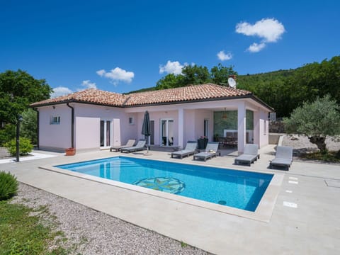 Sky, Cloud, Plant, Building, Property, Swimming Pool, Azure, Window, Tree, House