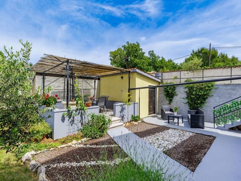 Garden, Land Lot, Flowerpot, Shade, Landscaping, Courtyard, Houseplant, Backyard, Eco Hotel