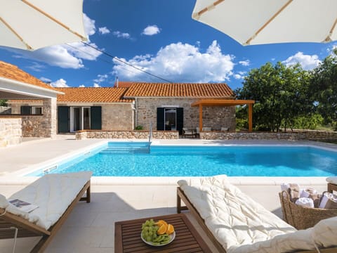 Water, Cloud, Sky, Building, Property, Plant, Swimming Pool, Azure, Window, Shade