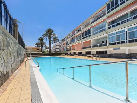 Water, Building, Sky, Daytime, Property, Window, Swimming Pool, Plant, House, Leisure