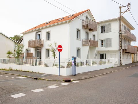 Building, Property, Window, Sky, Plant, House, Door, Residential Area, Neighbourhood, Asphalt