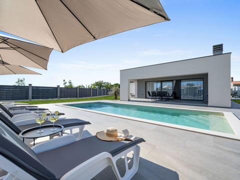 Water, Sky, Building, Plant, Property, Blue, Window, Azure, Swimming Pool, Tree