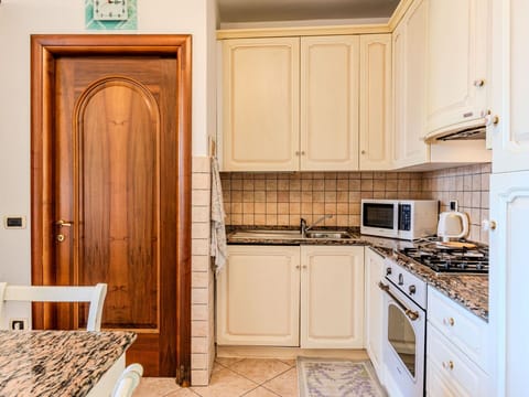 Cabinetry, Property, Countertop, Building, Kitchen Stove, Kitchen Appliance, Wood, Interior Design, Architecture, Kitchen