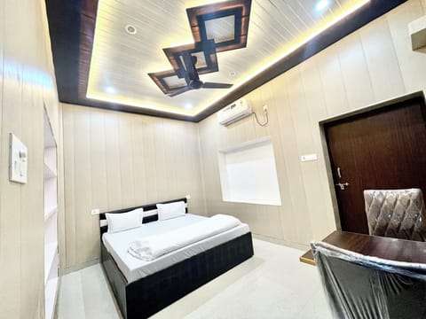 Deluxe Triple Room | Desk, laptop workspace, soundproofing, free WiFi