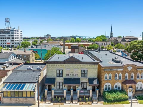 Welcome to The Bentley on 6th Street, located in Milwaukee`s historic Walker`s Point neighborhood. A charming and vibrant setting for your next getaway.
