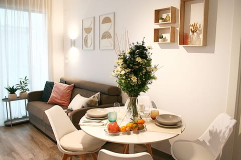 Zona pranzo con tavolo e 4 comode sedute, divano con angolo TV