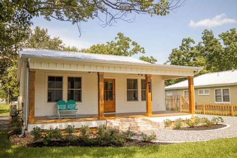 Mother's Place - perfect location in Ocean Springs. Walk to downtown & beach!