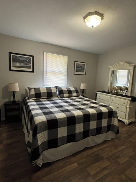 Master bedroom king bed, en suite, ceiling fan, Roku Tv and electric fireplace