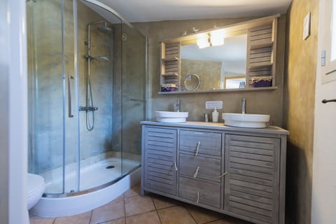 Family Quadruple Room | Bathroom | Towels, soap, shampoo, toilet paper