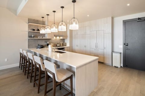 Full kitchen