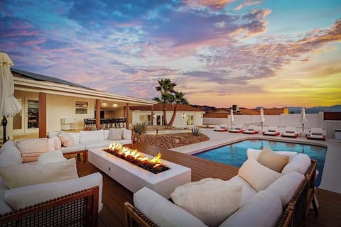 Welcome to RH Resort.  Your vaction begins here with our exlusively designed back yard offering all the resort vibes including sparkling pool, hot tub, picklebal court, firepit, deck, BBQ, and outdoor dinning. 