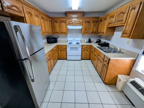 Deluxe Apartment, 1 King Bed, Non Smoking (Family) | Premium bedding, desk, iron/ironing board, free cribs/infant beds