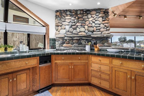 Kitchen - Main Floor