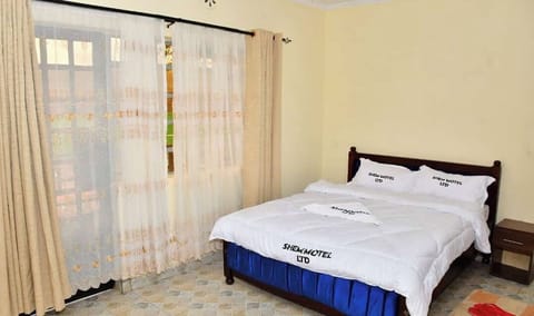 In-room safe, laptop workspace, blackout drapes, iron/ironing board