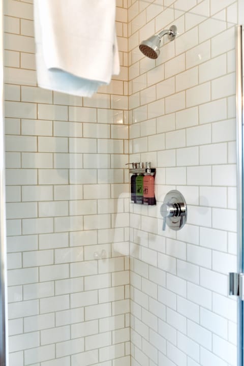 Standard Room, 1 King Bed | Bathroom shower