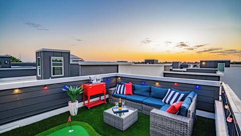 Step out to your private rooftop patio with unobstructed views of AT&T Stadium and Globe Life Field—your front-row seat without the ticket. Enjoy your morning coffee or a post-game drink with two of America's iconic venues right in your sightline.