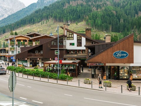 Mountain, Building, Property, Plant, Tree, House, Leisure, Vehicle, Rural Area, Landscape