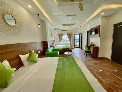 Deluxe Triple Room | Free WiFi, bed sheets