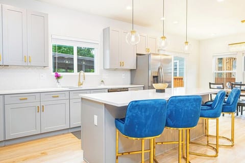 House (4 Bedrooms) | Private kitchen | Microwave, oven, stovetop, coffee/tea maker