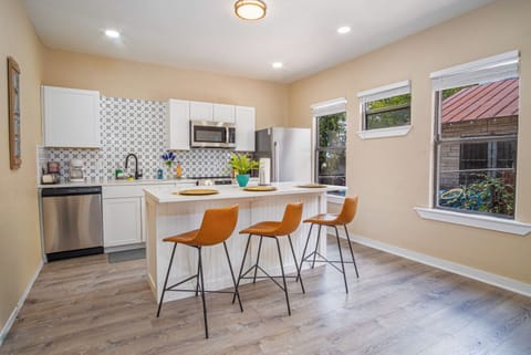 House (3 Bedrooms) | Private kitchen | Microwave, oven, stovetop, coffee/tea maker
