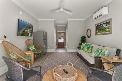 Hook, Wine & Sinker - Pool house, great place for fall ball games on TV!